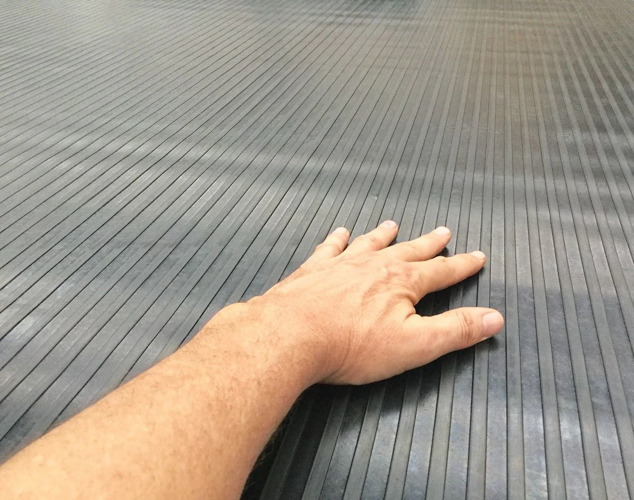 Non Slip Ribbed Rubber Ute/Van/Floor Matting - 1.6m x 2.7m - Image 3